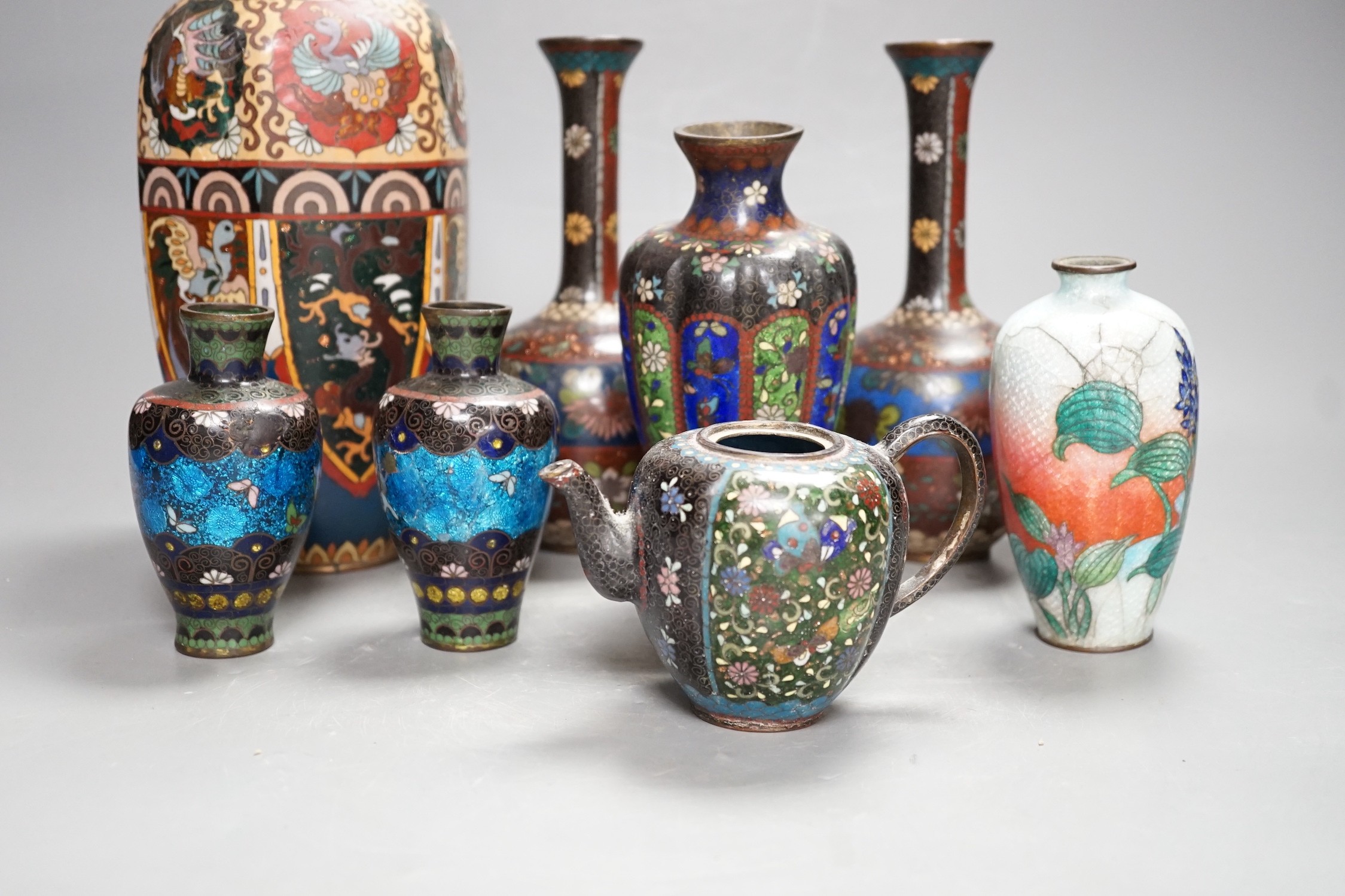 A group of Japanese cloisonné enamel vases and a teapot, Meiji, 24cm high